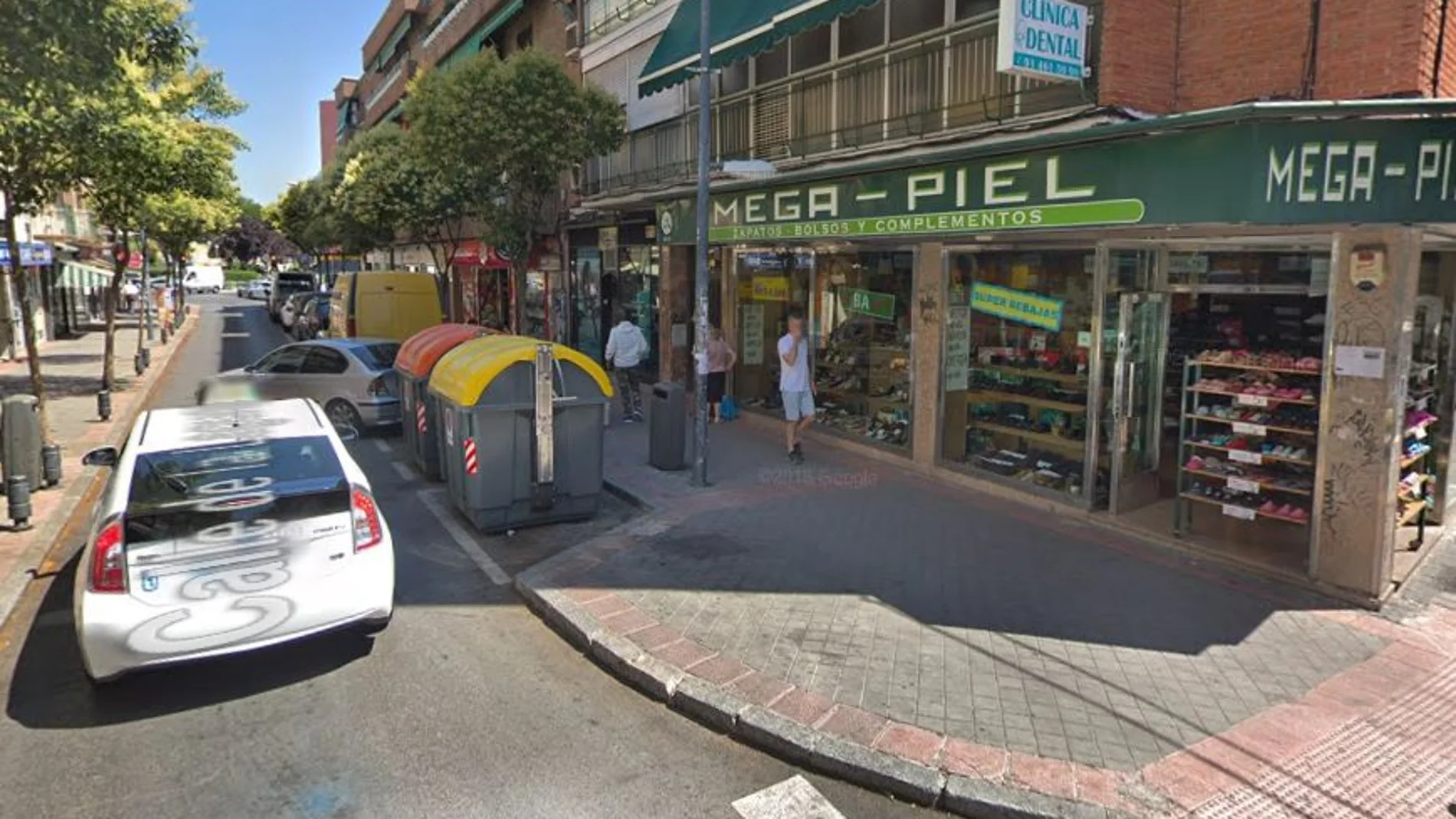 Contenedores de basura a la altura del número 89 de la calle de Laguna de Carabanchel / Foto. Google Maps