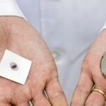Investigadores del instituto tecnológico de óptica, color e imagen Aido trabajan en el desarrollo de un sistema de marcaje industrial en joyas, relojes, ropa o bolsos