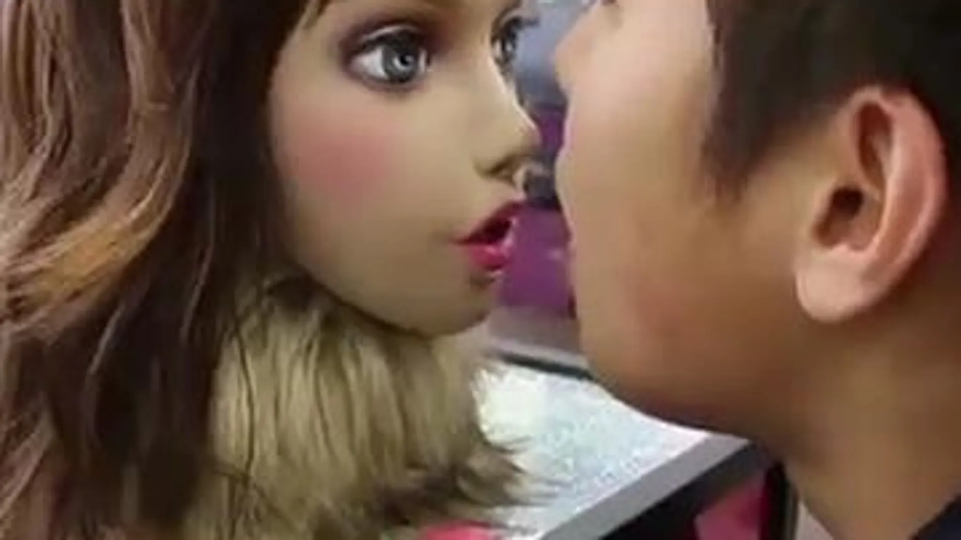 La humanoide Kaori, de cabello castaño y ojos azules, analiza y cuantifica los componentes en el aliento de los usuarios