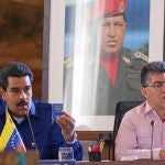 El presidente Nicolás Maduro, ayer, junto a su ministro de Exteriores, Elías Jaua, durante la cumbre de Petrocaribe celebrada en Caracas