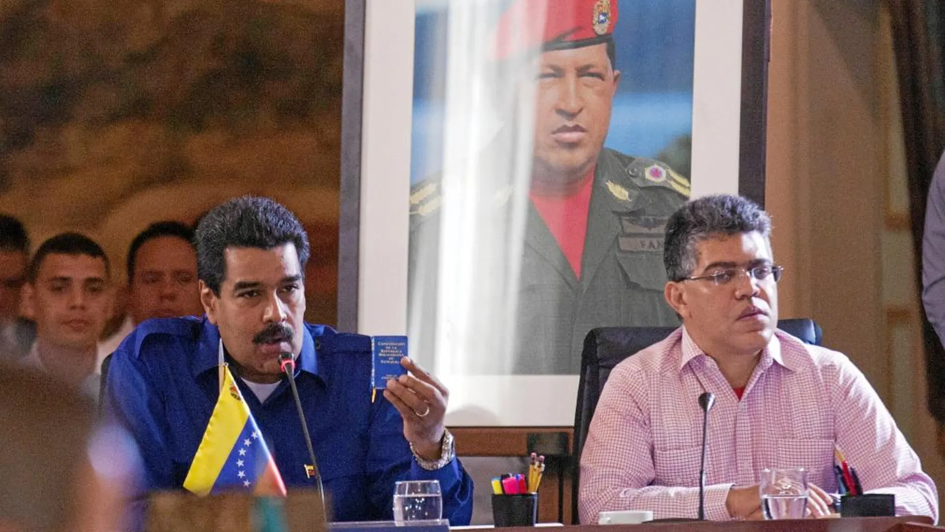 El presidente Nicolás Maduro, ayer, junto a su ministro de Exteriores, Elías Jaua, durante la cumbre de Petrocaribe celebrada en Caracas