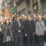 El presidente catalán, Carles Puigdemont, los consellers del Govern y la presidenta del Parlament, Carme Forcadell, acompañan a pie por las calles de Barcelona al expresident Artur Mas y las exconselleras Joan Ortega e Irene Rigau.