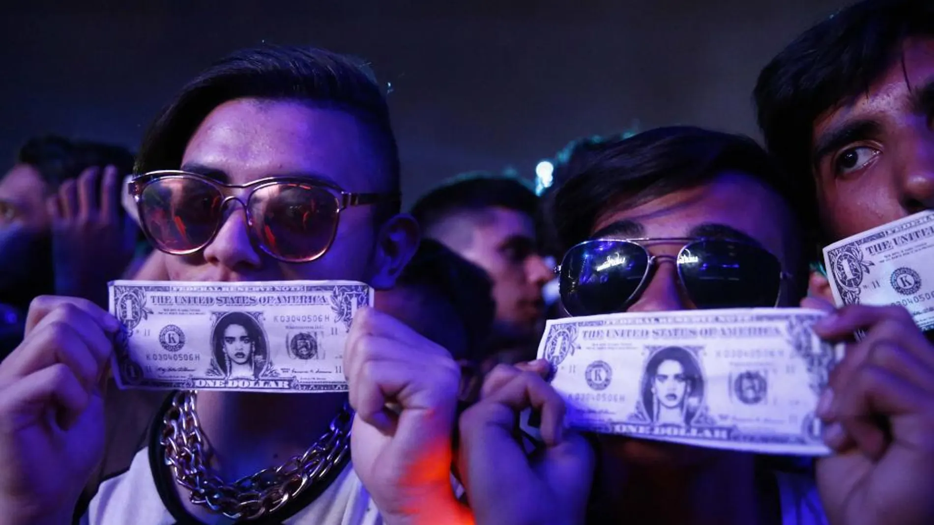 El público muestra billetes falsos con el rostro de Rihanna