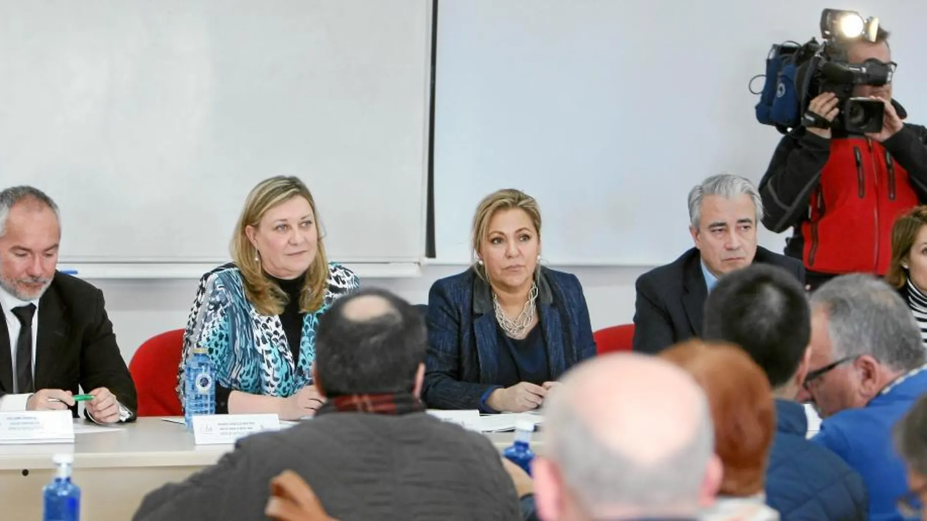 Las consejeras Rosa Valdeón y Pilar del Olmo escuchan las inquietudes de los alcaldes de los municipios mineros de la Comunidad con los que se reunieron ayer en la localidad leonesa de Folgoso de la Ribera