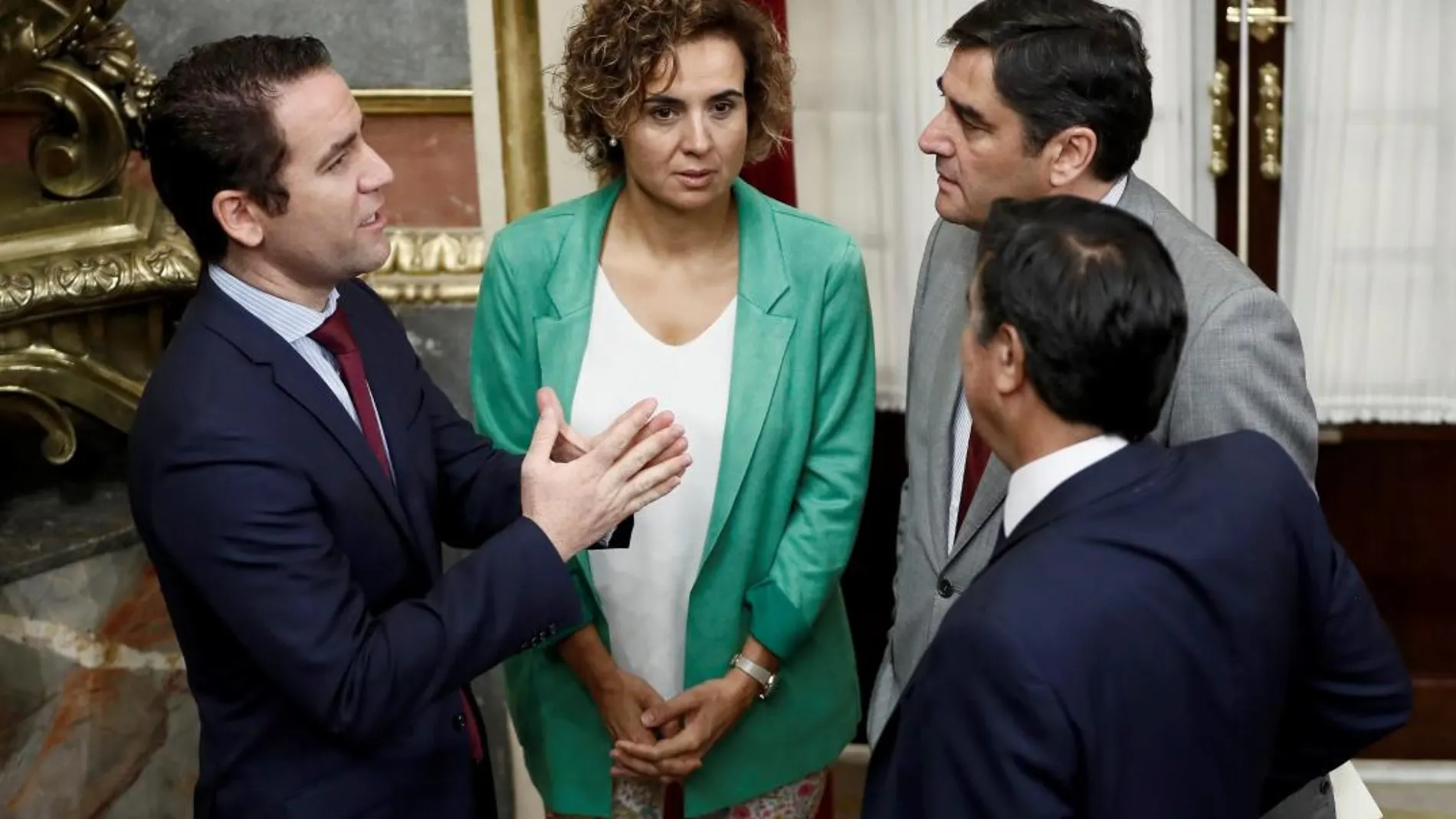 Los diputados del PP Teodoro García Egea, Dolors Monserrat, José Ignacio Echániz, y José Antonio Bermúdez de Castro conversan en los pasillos del Congreso de los Diputados. EFE/Mariscal