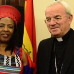 La embajadora de Sudáfrica Fikile Magubane, con atuendo típico de su país recibiendo el saludo del Nuncio Apostólico y decano del Cuerpo Diplomático Extranjero acreditado en España, monseñor Renzo Fratini