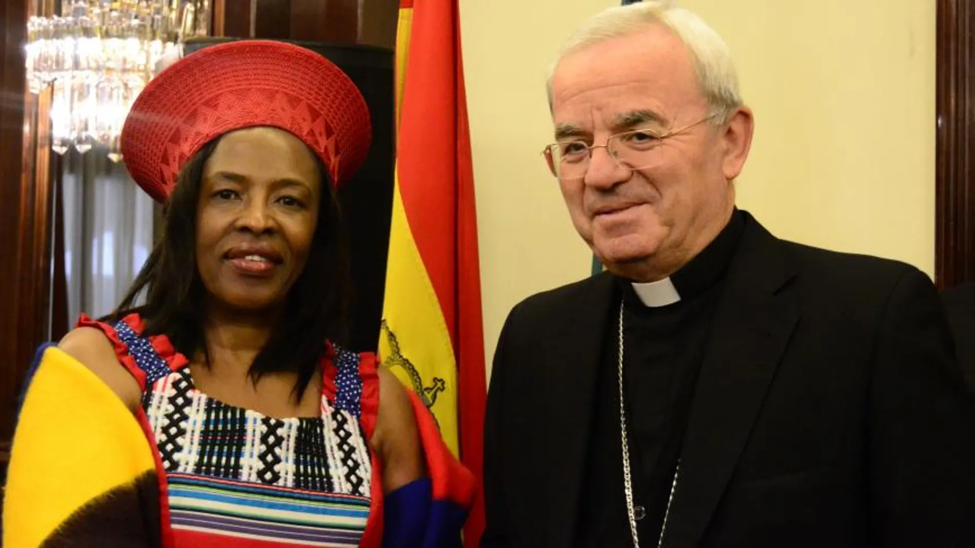La embajadora de Sudáfrica Fikile Magubane, con atuendo típico de su país recibiendo el saludo del Nuncio Apostólico y decano del Cuerpo Diplomático Extranjero acreditado en España, monseñor Renzo Fratini