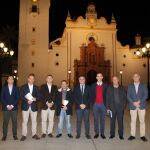 Los autores del libro y los representantes municipales de La Palma / Foto: La Razón
