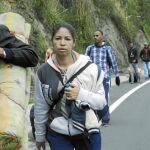 Venezolanos sin pasaporte siguen ayer la autopista panamericana tras cruzar el puente de Rumichaca, en la frontera entre Colombia y Ecuador