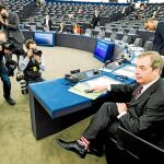 El artífice del Brexit, Nigel Farage, ayer en su escaño del Parlamento Europeo en Estrasburgo