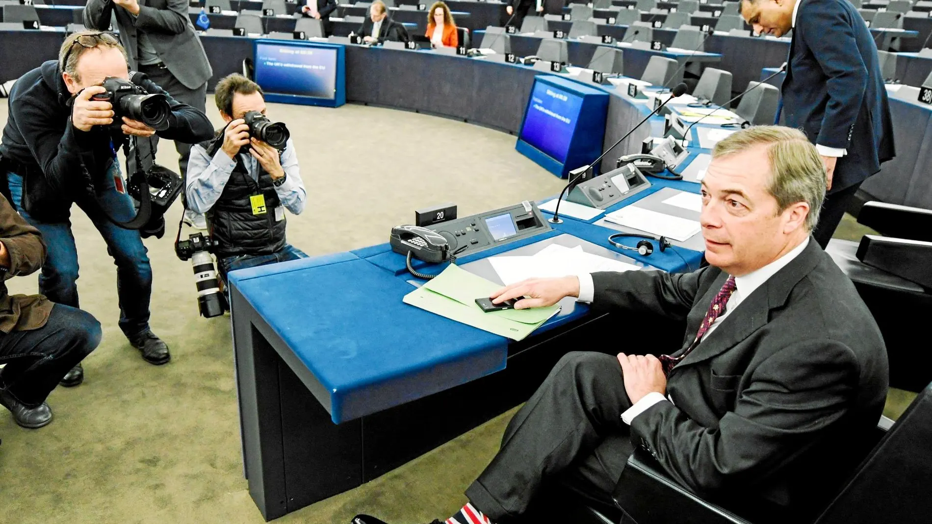 El artífice del Brexit, Nigel Farage, ayer en su escaño del Parlamento Europeo en Estrasburgo