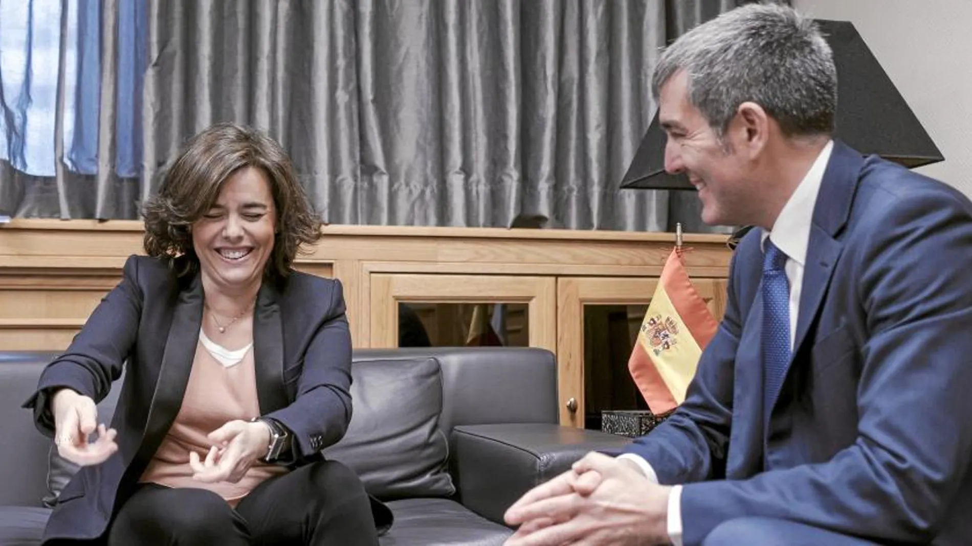 La vicepresidenta del Gobierno, Soraya Sáenz de Santamaría, junto al presidente canario, Fernando Clavijo, ayer en Las Palmas
