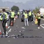 Agentes de la Guardia Civil y miembros de Emergencias en Oliva, donde una conductora de un turismo, que dio positivo en alcohol y drogas arrolló a un grupo de seis ciclistas.