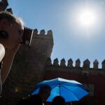 Los turistas siguen sufriendo estos días las altas temperaturas pese a que finaliza el mes de septiembre (Foto: Efe)