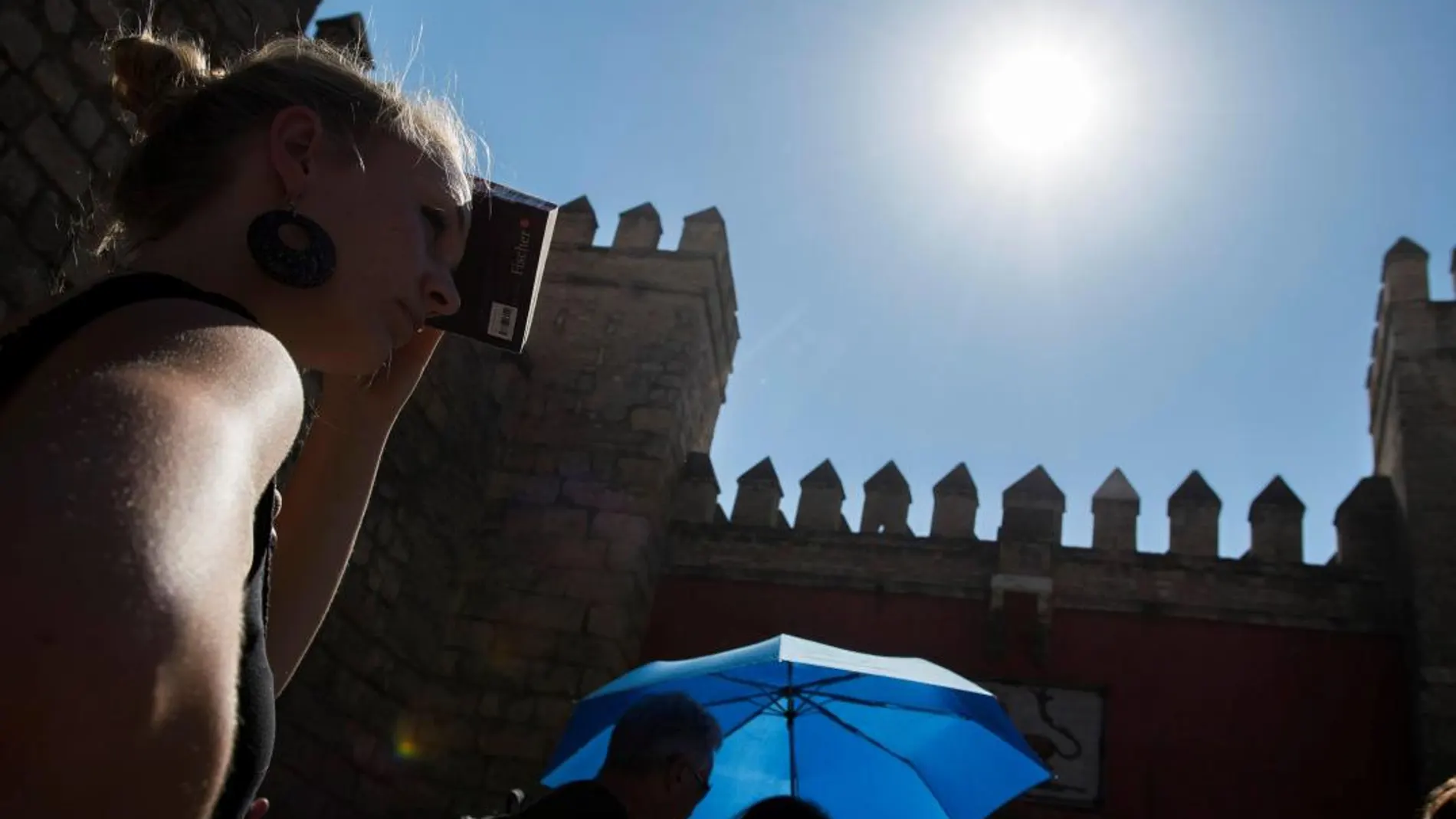 Los turistas siguen sufriendo estos días las altas temperaturas pese a que finaliza el mes de septiembre (Foto: Efe)