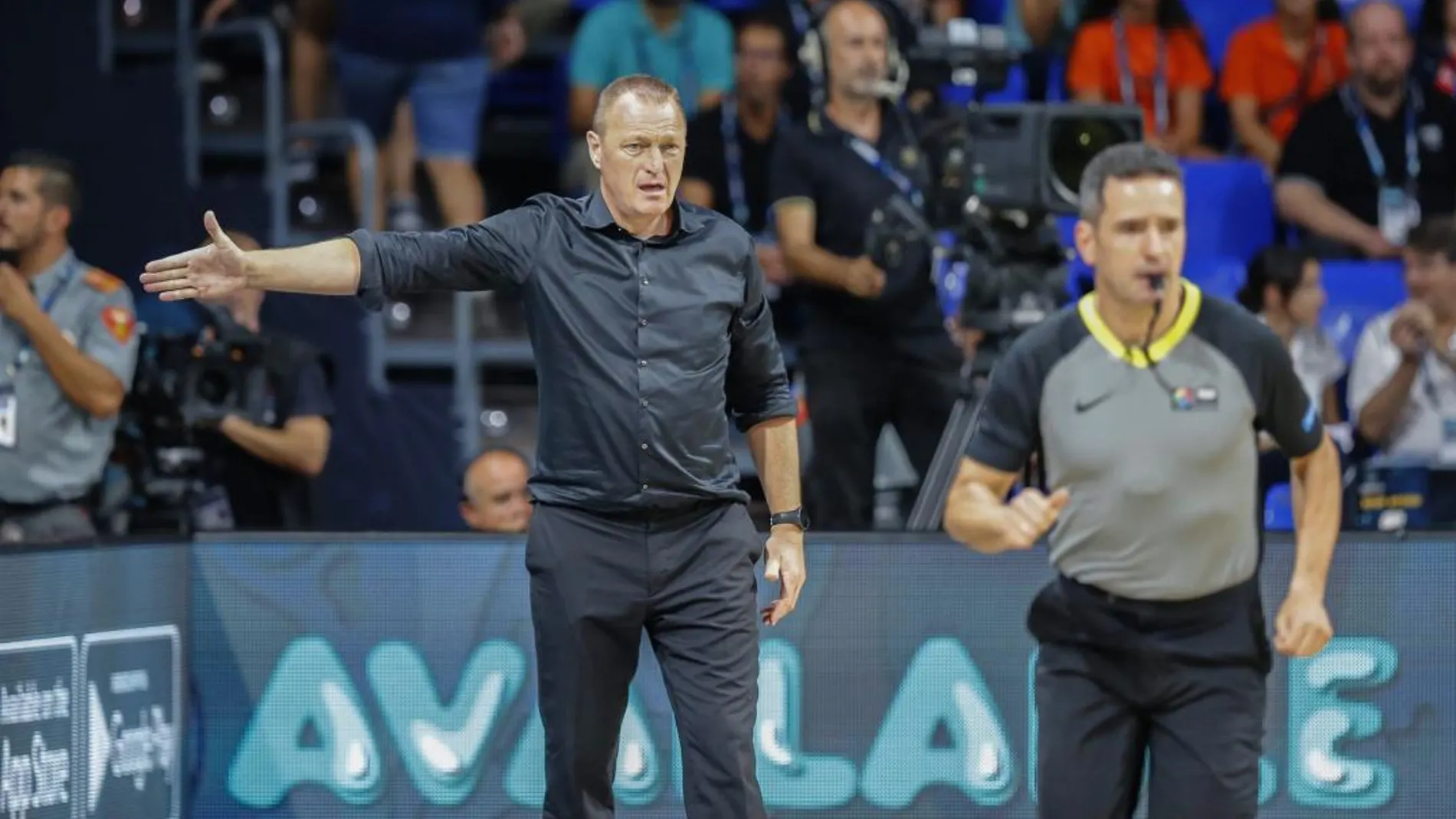 El entrenador de la selección de baloncesto femenino de Bélgica, Philip Messtdagh. EFE/Elvira Urquijo A.