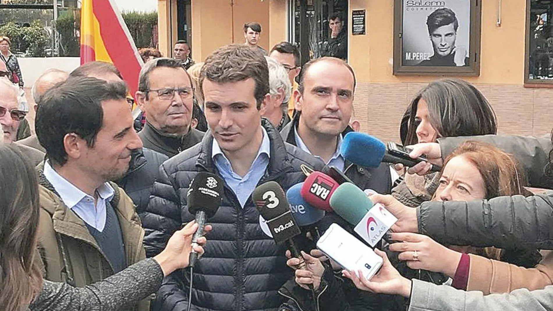 El vicesecretario de Comunicación, Pablo Casado, junto al ex alcalde, Manu Reyes, ayer.