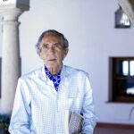 «Salgo fatal en las fotos desde siempre», asegura Antonio Gala mientras camina por el jardín de su Fundación