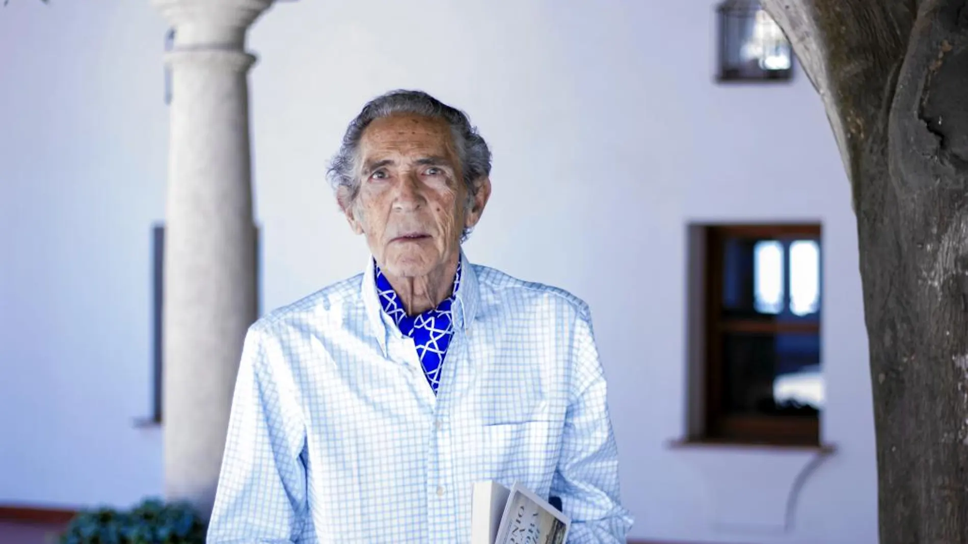 «Salgo fatal en las fotos desde siempre», asegura Antonio Gala mientras camina por el jardín de su Fundación