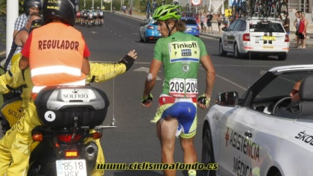 Peter Sagan sufrió el atropello de una moto de la carrera y tuvo que abandonar