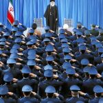 El ayatolá Ali Jamenei, líder supremo iraní, recibe el saludo de los altos mandos militares el pasado viernes