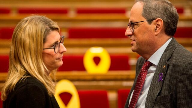 El presidente de la Generalitat, Quim Torra, conversa con la consellera de Presidencia, Elsa Artadi