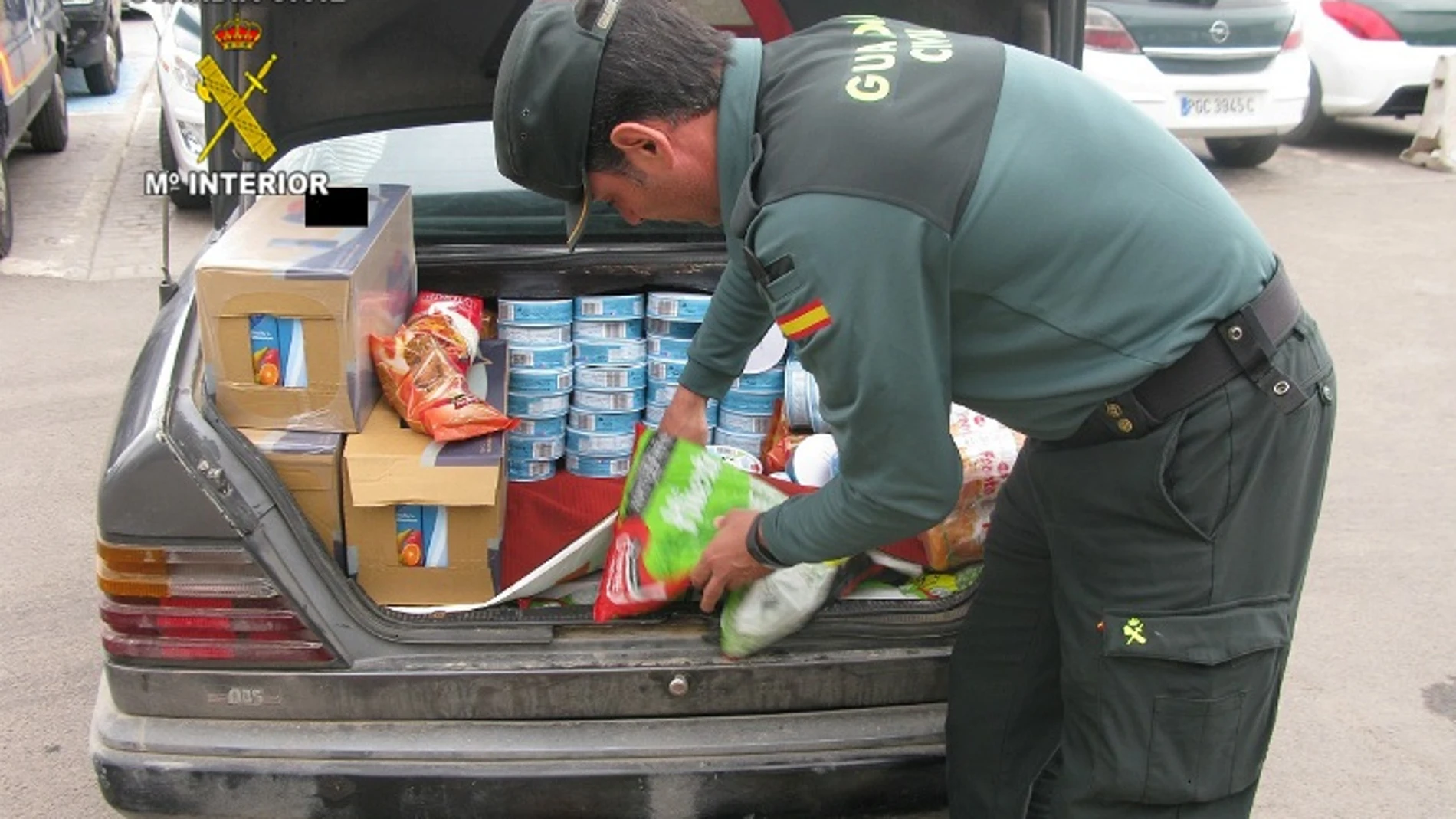 Inmovilizadas 18 toneladas de alimentos y 6.000 litros de bebidas en Melilla