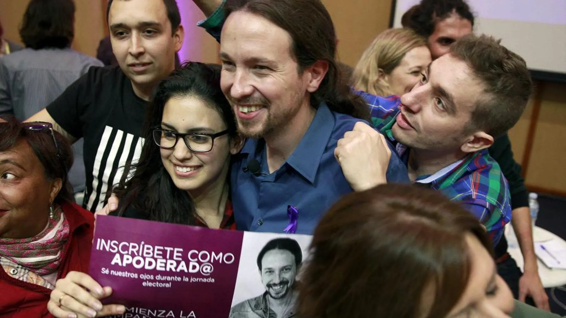 El candidato a la Presidencia del Gobierno de Podemos, Pablo Iglesias, posa hoy con algunos de los participantes del acto electoral de la Universidad de La Laguna