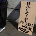 Una pancarta se mostraba partidario de una salida “dura” de la Unión Europea, ayer, en las cercanías del Parlamento británico.
