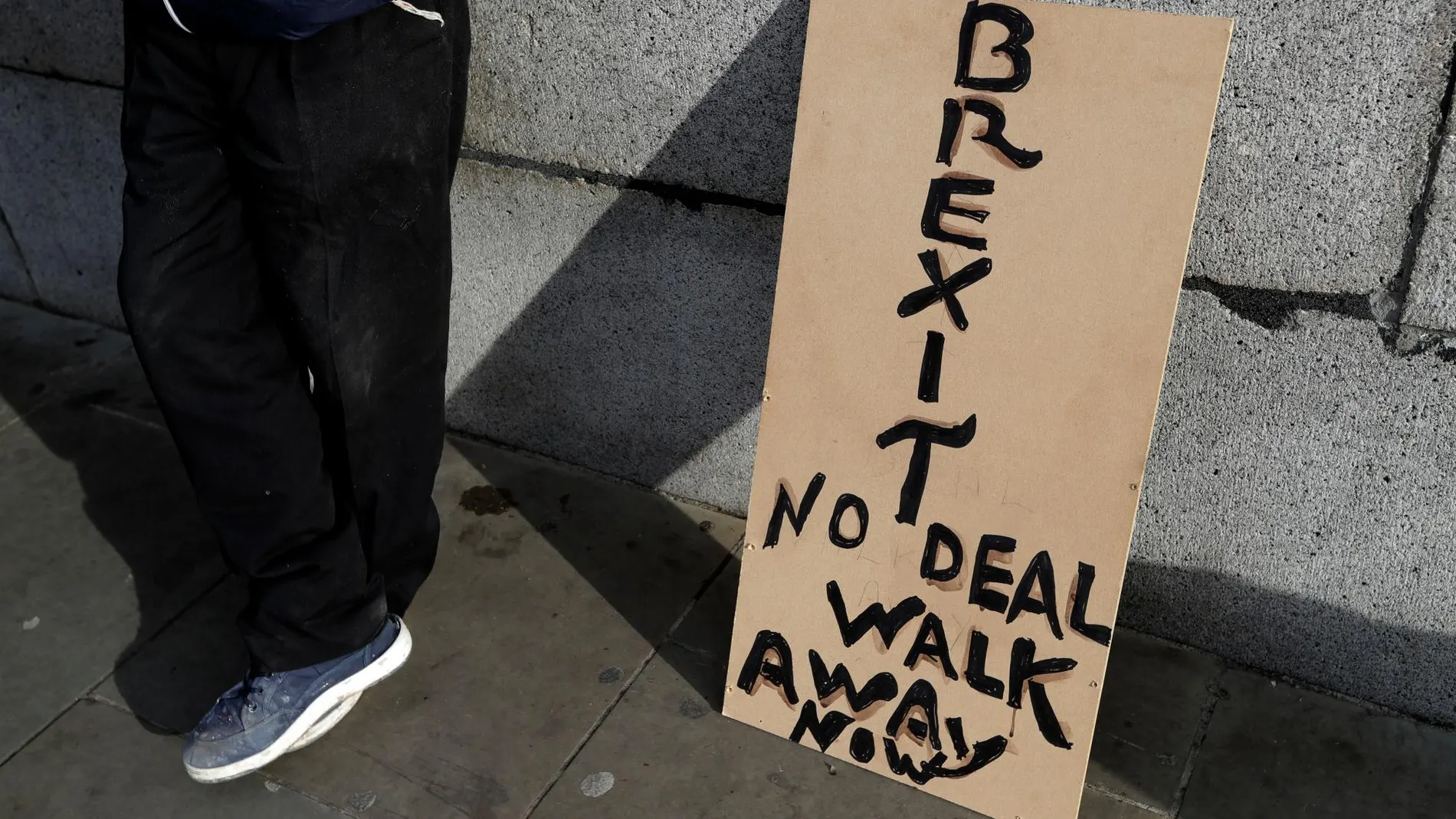 Una pancarta se mostraba partidario de una salida “dura” de la Unión Europea, ayer, en las cercanías del Parlamento británico.