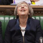 Theresa May ríe en la presentación de los presupuestos de su Ejecutivo