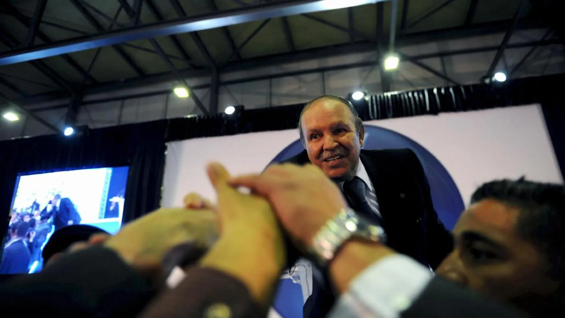 Butflika también cesó esta semana a Ahmed Boustila, jefe de Guardia Nacional