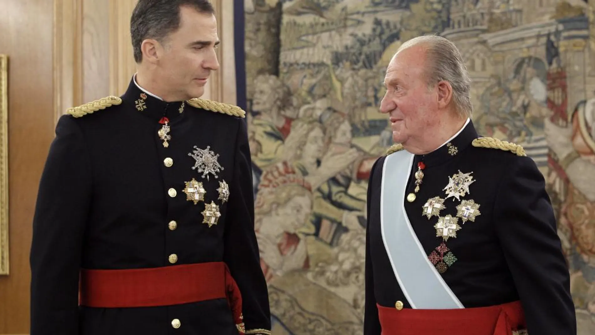 Don Juan Carlos y su hijo el Rey Felipe VI, en la Zarzuela