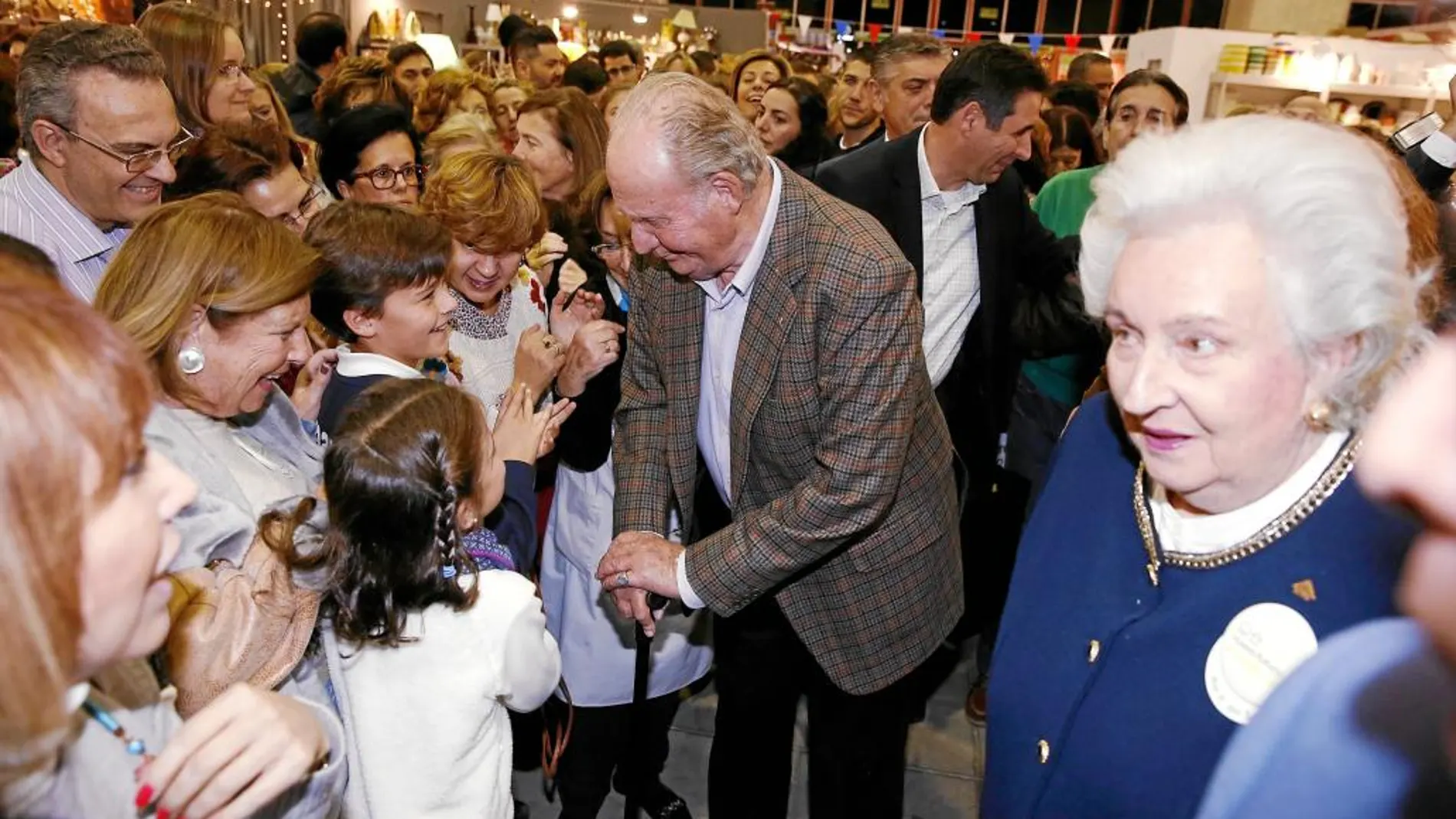 El Rey emérito saludó y se hizo fotos con varios niños durante su recorrido por El Rastrillo