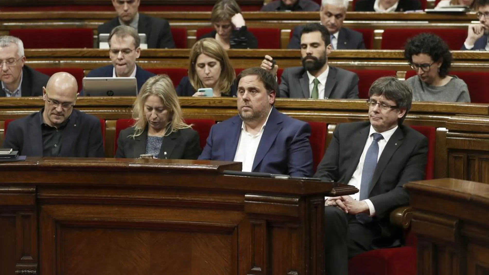 El presidente de la Generalitat, Carles Puigdemont (d); el vicepresident, Oriol Junqueras (2d); la consellera de la Presidencia, Neus Munté (2i); y el conseller de Asuntos Exteriores, Raül Romeva (i), durante el pleno del Parlament
