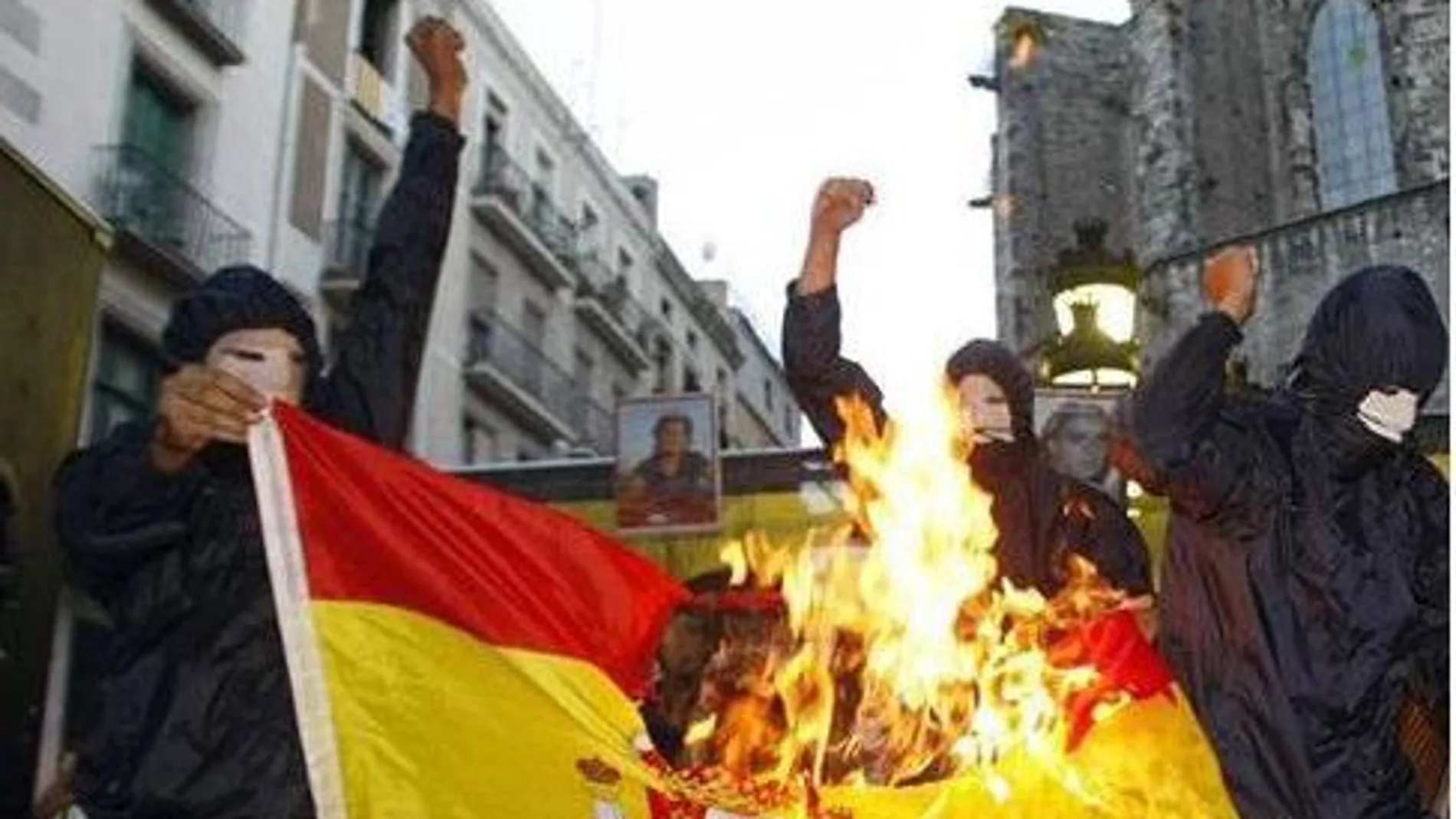 En una de sus publicaciones el acusado incluyó la bandera de España ardiendo con la leyenda "Esto es lo que hago con la puta bandera burguesa española".