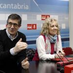 El aspirante a secretario general del PSOE Patxi López, junto a la vicepresidenta del Gobierno de Cantabria y presidenta del PSOE regional, Rosa Eva Díaz Tezanos