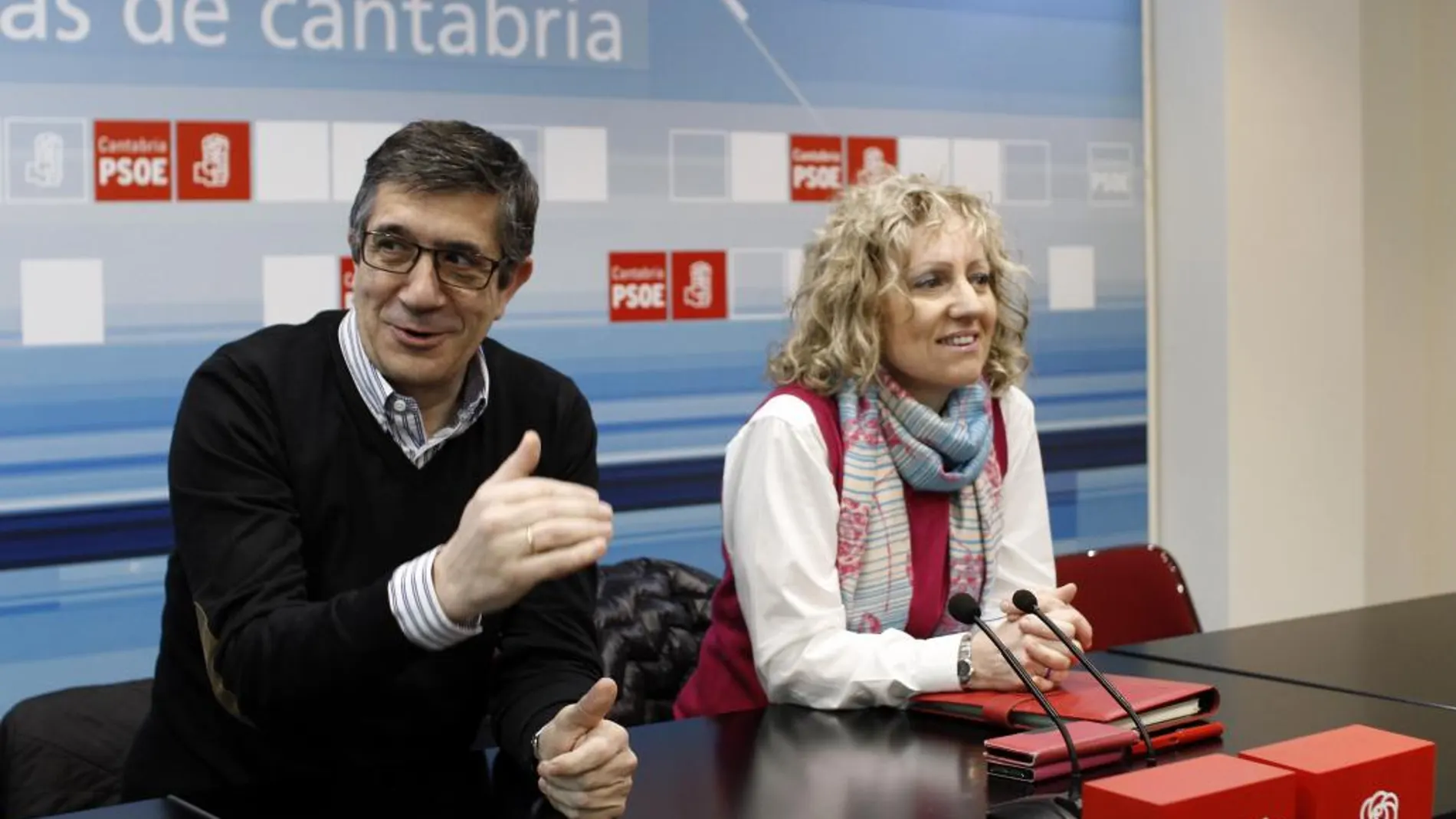 El aspirante a secretario general del PSOE Patxi López, junto a la vicepresidenta del Gobierno de Cantabria y presidenta del PSOE regional, Rosa Eva Díaz Tezanos