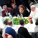 El Papa durante la comida con los más desfavorecidos/Foto: Efe