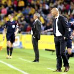 Los entrenadores de la UD Las Palmas, Quique Setien (i) y del Real Madrid, el francés Zinedine Zidane