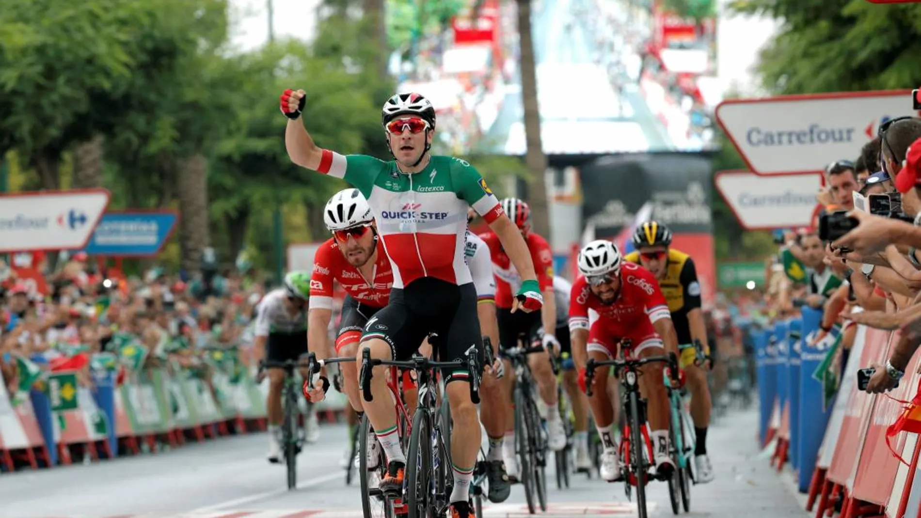 El italiano Elia Viviani (Quick Step) ha ganado al esprint de la tercera etapa de la Vuelta que se ha disputado entre Mijas y Alhaurín de la Torre (Málaga)/Efe