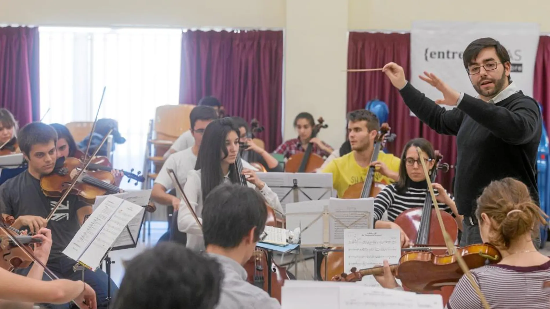 Ensayo de la Orquesta Filarmónica de Valladolid bajo la batuta de su director Ernesto Monsalve