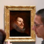 Dos visitantes contemplan la nueva obra que conserva el Museo del Prado