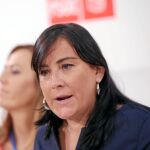 La secretaria de Organización del PSOE de Castilla y León, Ana Sánchez, responde a las preguntas de los periodistas, en compañía de la procuradora y viceportavoz del Grupo Parlamentario SocialistaVirginia Barcones, ayer en Valladolid