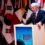 El escritor peruano Mario Vargas Llosa, durante su discurso en la sesión inaugural del VIII Congreso Internacional de la Lengua Española / Efe
