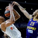 El pívot caboverdiano del Real Madrid, Walter Tavares (i) y el pívot estadounidense del Khimki, Malcolm Thomas (d), durante el partido de la jornada 7 de Euroliga