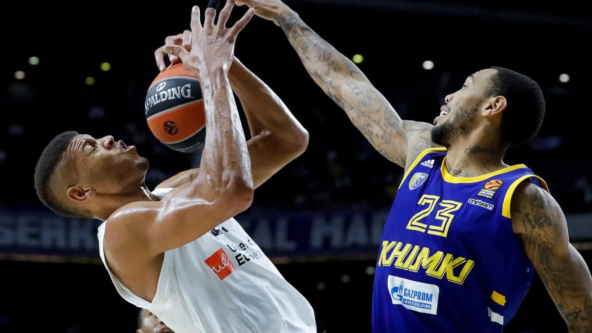 El pívot caboverdiano del Real Madrid, Walter Tavares (i) y el pívot estadounidense del Khimki, Malcolm Thomas (d), durante el partido de la jornada 7 de Euroliga