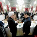 Cena de honor. El presidente chino, Xi Jinping, brinda con su homólogo italiano, Sergio Mattarella, en el Palacio del Quirinale, ayer / Efe