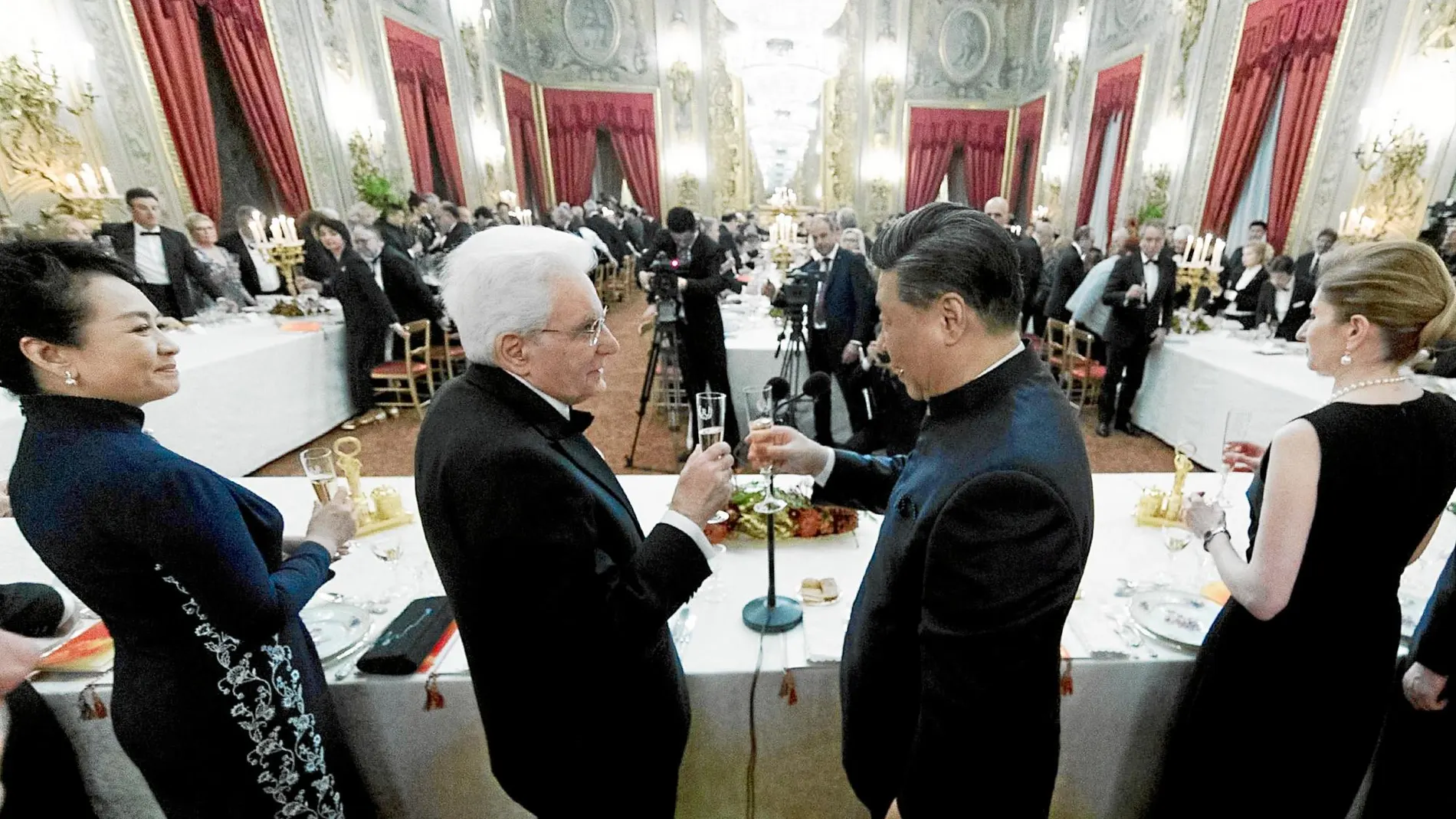 Cena de honor. El presidente chino, Xi Jinping, brinda con su homólogo italiano, Sergio Mattarella, en el Palacio del Quirinale, ayer / Efe