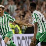 El centrocampista del Real Betis Joaquín Sánchez (i) celebra su gol. Foto: Efe